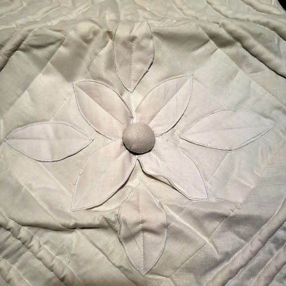 NEW Set of 2 White Quilted Pillow Shams - Picture 3 of 9